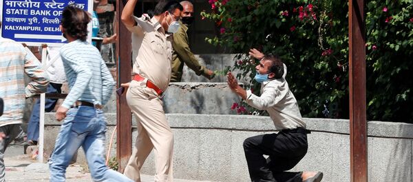 پلیس هند در زمان قرنطینه کرونا پلیس هند در زمان قرنطینه کرونا - اسپوتنیک ایران