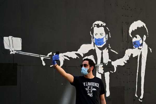سلفی با ماسک در زمینه گرافیتی در مادرید - اسپوتنیک ایران  
