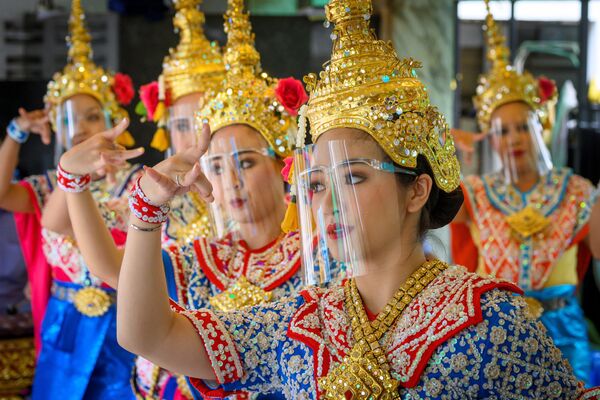رقاصان تایلندی با ماسک در معبد  - اسپوتنیک ایران  