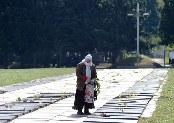 زنی در کنار قبر سربازان شوروی در الووف  - اسپوتنیک ایران  