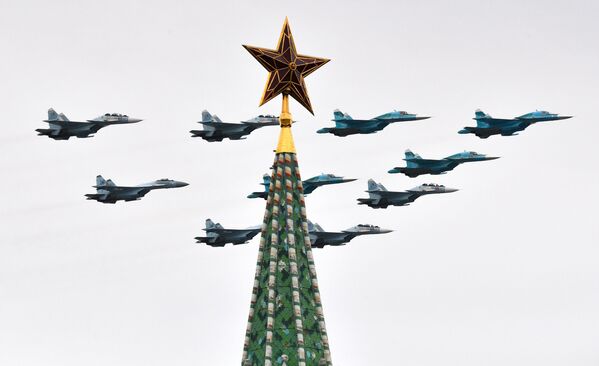جنگنده های سوخو ۳۰ اس ام و سوخو ۳۵ اس و بمب افکن های سوخو ۳۴ در رژه روز پیروزی در مسکو - اسپوتنیک ایران  