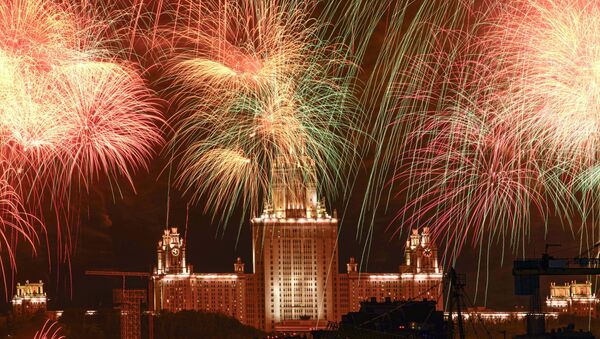 آتش بازی روی ساختمان دانشگاه دولتی مسکو به مناسبت ۷۵ سالگی جشن پیروزی در جنگ جهانی - اسپوتنیک ایران  