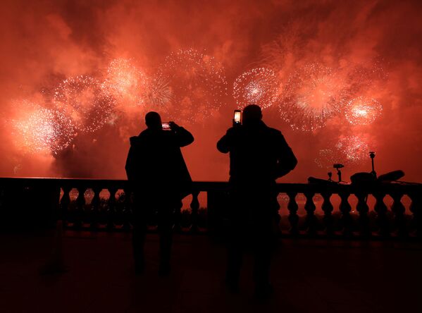 آتش بازی در مسکو به مناسب ۷۵ سالگی جشن پیروزی در جنگ جهانی - اسپوتنیک ایران  
