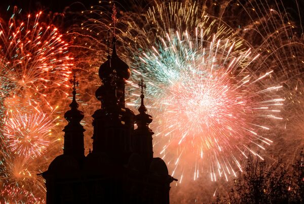 آتش بازی در مسکو به مناسب ۷۵ سالگی جشن پیروزی در جنگ جهانی - اسپوتنیک ایران  