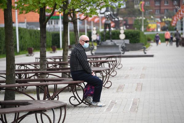 روسیه کم کم شرایط قرنطینه را سبک تر کرده است، اما مردم برای حضور در شهرهای بزرگ و در خیابان ها می بایست ماسک و دستکش داشته باشند - اسپوتنیک ایران  