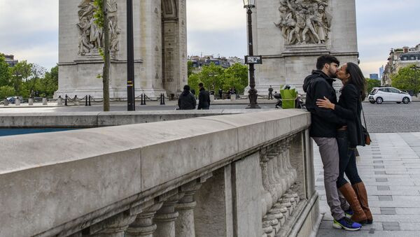 زوج جوان در پاریس - اسپوتنیک ایران  