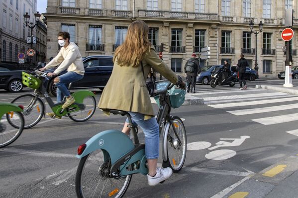 دوچرخه سواران در یکی از خیابان های پاریس - اسپوتنیک ایران  