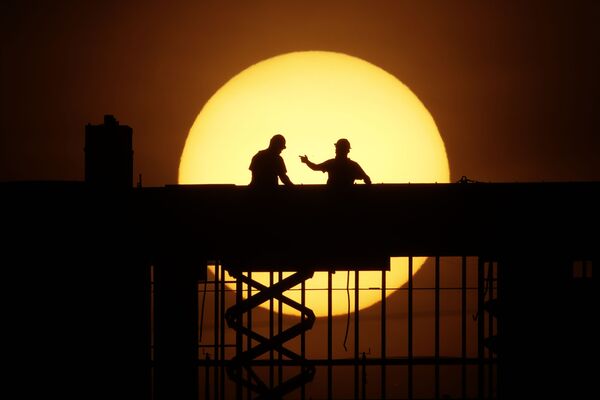 کارگران در لحظه طلوع خورشید در ایالت میسی سیپی آمریکا - اسپوتنیک ایران  