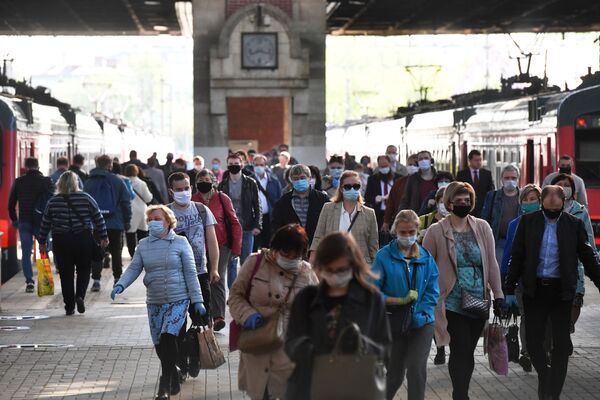 مسافران روی سکوی ایستگاه قطار کازان در مسکو
 - اسپوتنیک ایران  