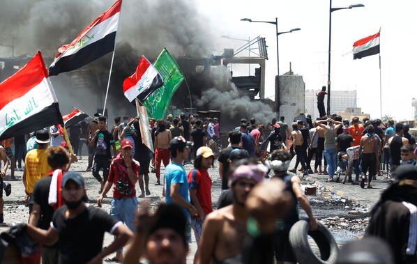 معترضین در بغداد، عراق
 - اسپوتنیک ایران  
