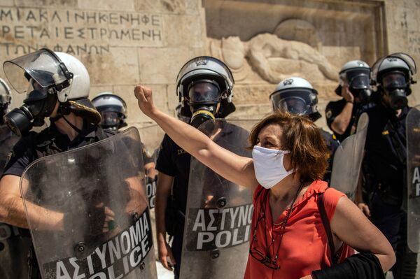 معترضان و پلیس در جریان اعتراضات در مقابل پارلمان یونان در آتن
 - اسپوتنیک ایران  