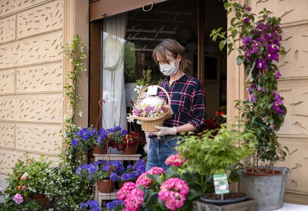 فروشنده گل با ماسک پزشکی در خیابانی در تورین ایتالیا
 - اسپوتنیک ایران  