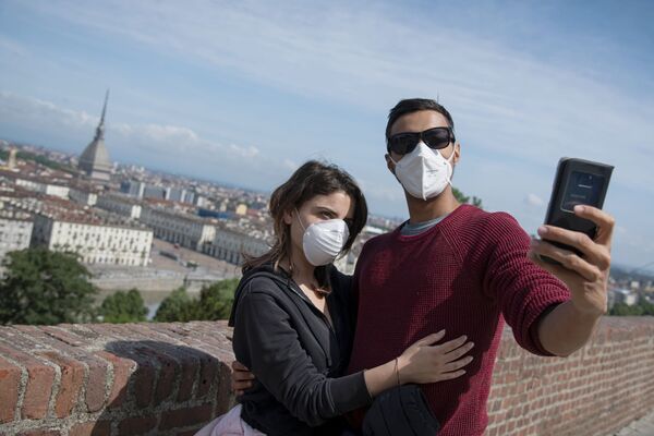 دختر و پسر جوان در حال گرفتن سلفی  در تورین ایتالیا - اسپوتنیک ایران  