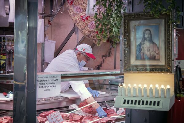 فروشنده گوشت در بازاری در تورین
 - اسپوتنیک ایران  