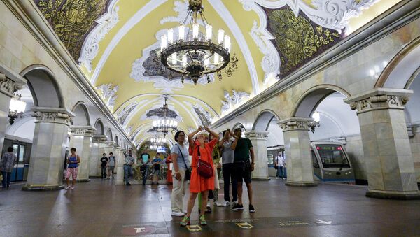 گردشگران در ایستگاه كامسامولسكایا که در خط حلقه مترو مسكو واقع شده است.
 - اسپوتنیک ایران  
