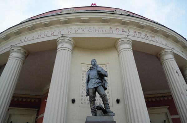 مجسمه کارگر مبارز در ایستگاه مترو کراسناپرسنینسکایا در مسکو - اسپوتنیک ایران  