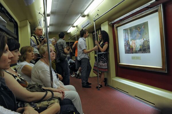 مسافران در واگن قطار آکواریل در مترو مسکو
 - اسپوتنیک ایران  