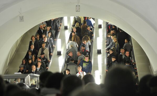 مسافران در ایستگاه متروپارک کولتوری در مسکو - اسپوتنیک ایران  