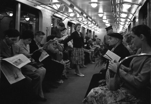 مسافران مترو مسکو در سال 1964
 - اسپوتنیک ایران  