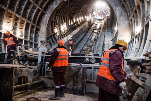 کارگران در هنگام ساخت ایستگاه فونویزینسکایا مترو مسکو
 - اسپوتنیک ایران  