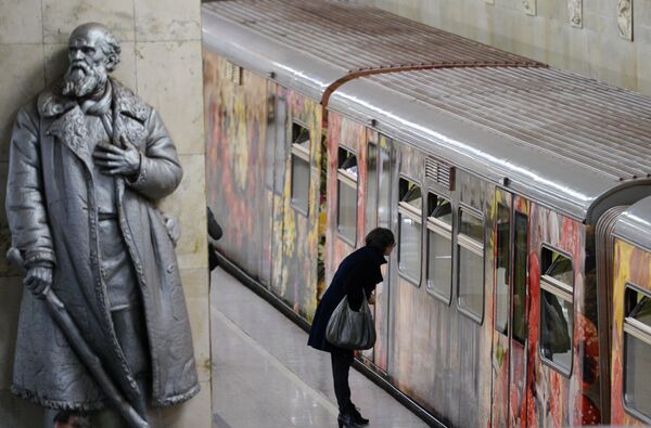 قطار آکواریل (در روسی به معنای آبرنگ) که با نقاشی هایی از مسکو تزیین شده است - اسپوتنیک ایران  