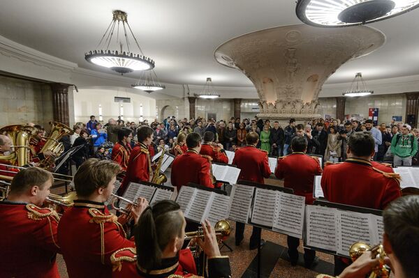 اجرای موسیقی یک روز قبل از روز پیروزی در تونل ایستگاه کورسکایا مترو مسکو - اسپوتنیک ایران  