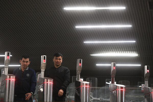 لحظه وارد شدن مسافران به مترو مسکو از طریق گیت ورودی - اسپوتنیک ایران  