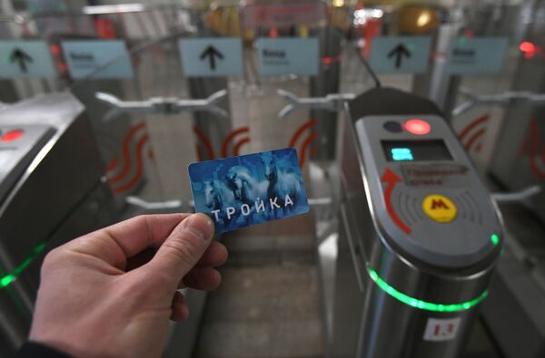 مسافر با کارت مترو ترویکا(کارتی که برای ورود به مترو مسکو از آن استفاده می شود). - اسپوتنیک ایران  
