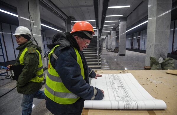 مهندسان در حال بررسی نقشه در ایستگاه مترو کامونارکا در مسکو - اسپوتنیک ایران  