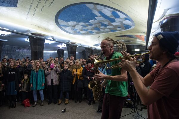 برگزاری کنسرت در لابی ایستگاه مترو مایاکوفسکایا در مسکو - اسپوتنیک ایران  