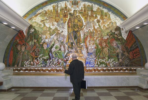 نقاشی یاد بود برای پیروزی مردم شوروی در جنگ بزرگ میهنی 1945-1941، در یکی از دیوارهای ایستگاه مترو مسکو پارک پابدی - اسپوتنیک ایران  