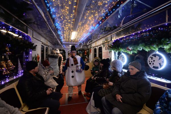 مسافران مترو مسکو در زمان کریسمس - اسپوتنیک ایران  