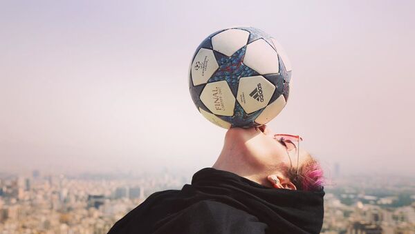نخستین بانوی فوتبالیست رشته حرکات نمایشی از موفقیت های خود می گوید - اسپوتنیک ایران  