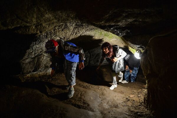 توریست ها در غار تاودینسک در آلتای - اسپوتنیک ایران  