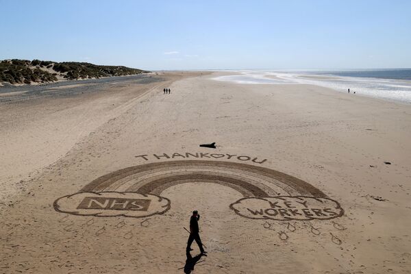ایجاد تصویری روی شنهای ساحل برای قدردانی از کادر پزشکی، انگلستان
 - اسپوتنیک ایران  