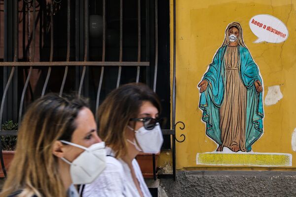 نقاشی دیواری با تصویری از مریم مقدس با ماسک بر صورت در مرکز ناپلی، ایتالیا
 - اسپوتنیک ایران  