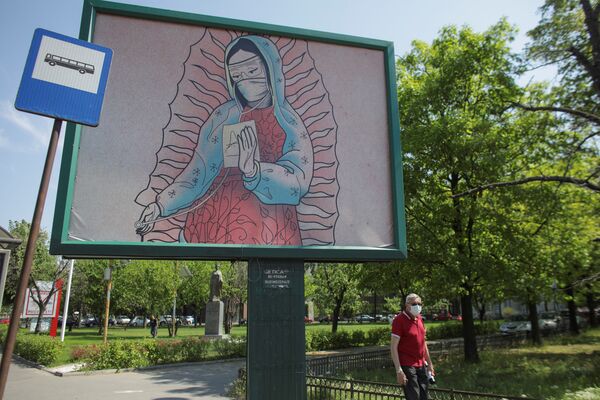 پوستر یک دکتر به سبک نقاشی های مذهبی آمریکای لاتین در بخارست، رومانی
 - اسپوتنیک ایران  