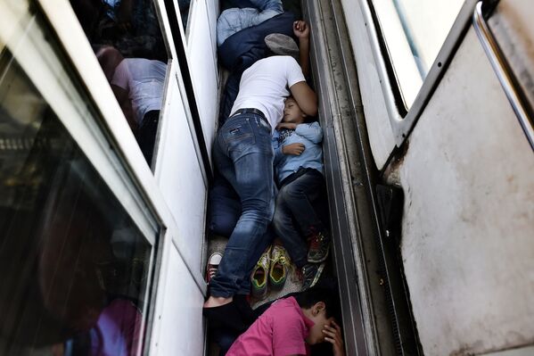 مهاجران سوری در قطاری که راهی مقدونیه می شود - اسپوتنیک ایران  