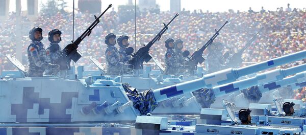 سربازان نیروی دریایی چین در خودروهای رزمی در رژه نظامی به مناسبت 70 سالگی  پیروزی در جنگ جهانی دوم در پکن - اسپوتنیک ایران  