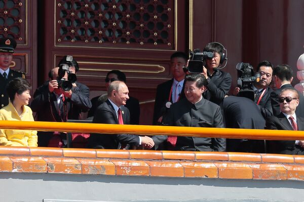 ولادیمیر پوتین، رئیس جمهور روسیه و شی جین پینگ، رئیس جمهور چین قبل از رژه نظامی به مناسبت 70 سالگی پیروزی  جنگ جهانی دوم در پکن - اسپوتنیک ایران  