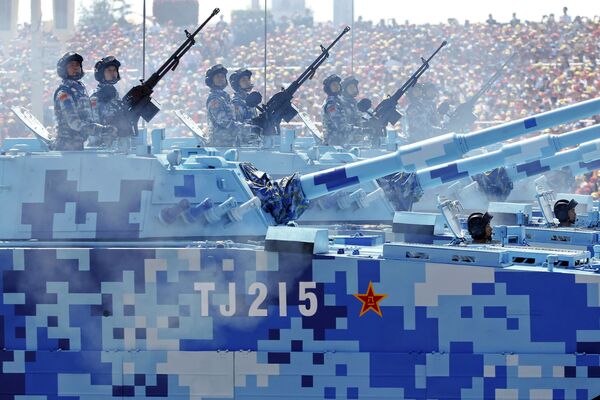 سربازان نیروی دریایی چین در خودروهای رزمی در رژه نظامی به مناسبت 70 سالگی  پیروزی در جنگ جهانی دوم در پکن - اسپوتنیک ایران  