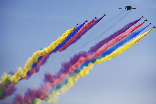 حضور هواپیماهای جنگی در رژه نظامی به مناسبت 70 سالگی پیروزی  جنگ جهانی دوم در پکن - اسپوتنیک ایران  