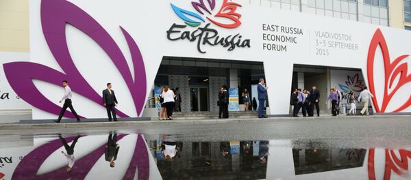 شرکت کنندگان همایش اقتصادی شرقی در مقابل ساحتمان دانشگاه فدرال خاور دور - اسپوتنیک ایران  