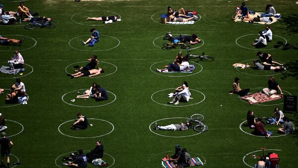 رعایت فاصله اجتماعی توسط مردم در پارک دومینو در نیویورک آمریکا - اسپوتنیک ایران  
