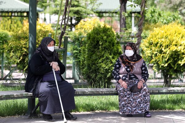 زنان مسن با ماسک های پزشکی در آنکارا - اسپوتنیک ایران  