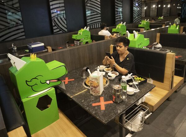 مشتری های رستوران مرکز تجاری در بانکوک تایلند - اسپوتنیک ایران  