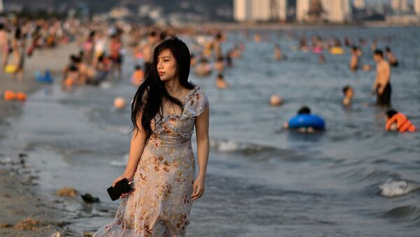 دختری در ساحل ویتنام - اسپوتنیک ایران  
