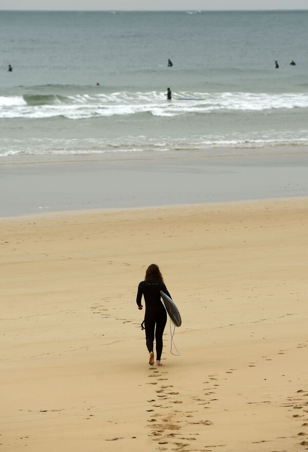 زنی در ساحل دریا در فرانسه - اسپوتنیک ایران  