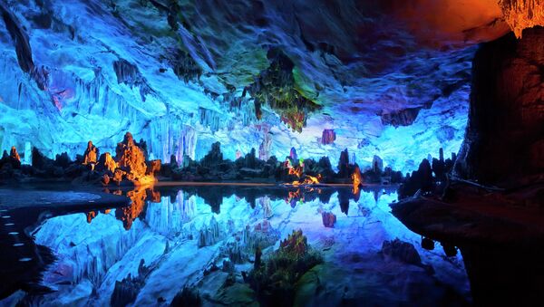 غار نی فلوت چین؛ طبق یک افسانه، مردم باور داشتند که دهانه غار، فلوت هایی از نی می ساخت و به این دلیل این غار نی فلوت نام گرفته است. - اسپوتنیک ایران  
