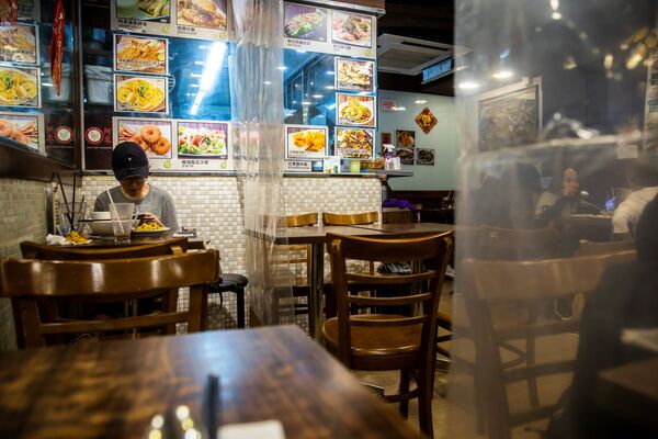 دیدارهای کرونایی: در یک جا بودن ولی جدا
رستوران در هنگ‌کنگ - اسپوتنیک ایران  